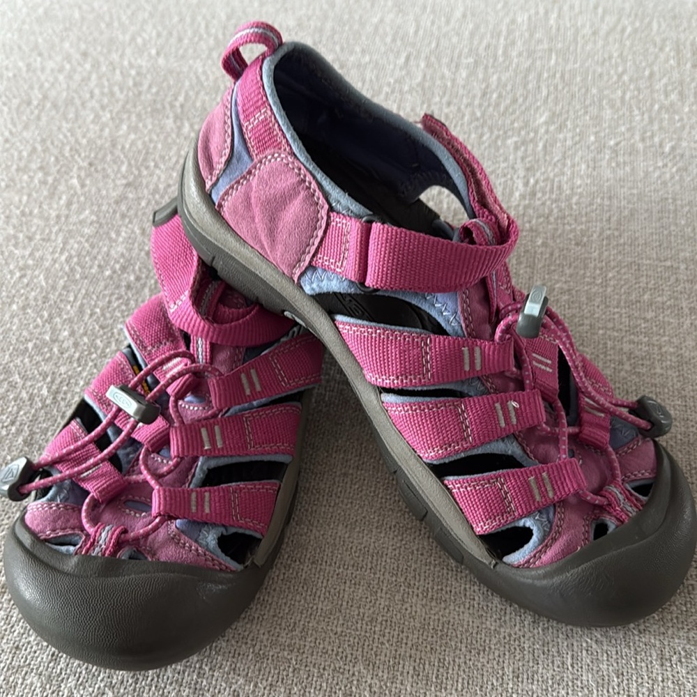 Keen Waterproof hiking shoe/sandal Pink. Women’s Size 5. gently used
